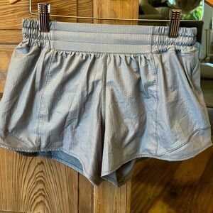 Lululemon hotty hot low rise lined short 2.5” in tall